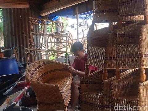 Pekerja di Handcraft dan Home Decor M As'ad sedang melakukan finishing pembuatan kursi (Andika Syahputra/detikcom)