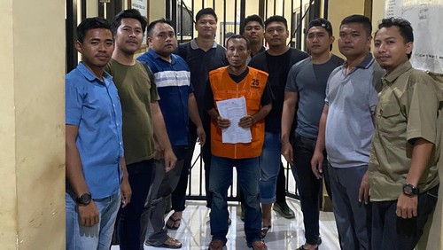 Pelaku AS (Rompi orange) seusai ditangkap karena mencuri belasan handphone di Sumbawa. (Dok. Polres Sumbawa)