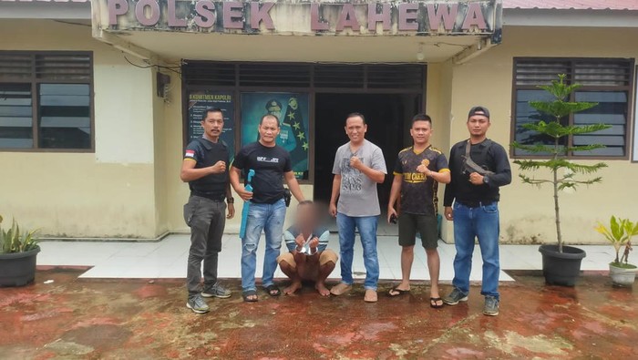 Pelaku saat diamankan oleh petugas kepolisian.