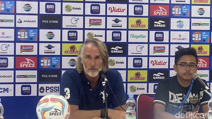 Pelatih Dewa United Jan Olde saat sesi jumpa pers di Stadion Manahan Solo, Sabtu (20/4/2024).