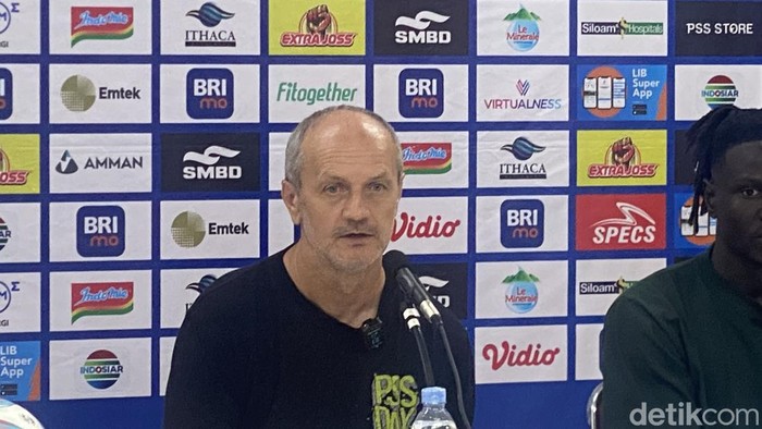 Pelatih Risto VIdakovic saat jumpa pers usai laga PSS Sleman vs Dewa United di Stadion Manahan Solo, Sabtu (20/4/2024).