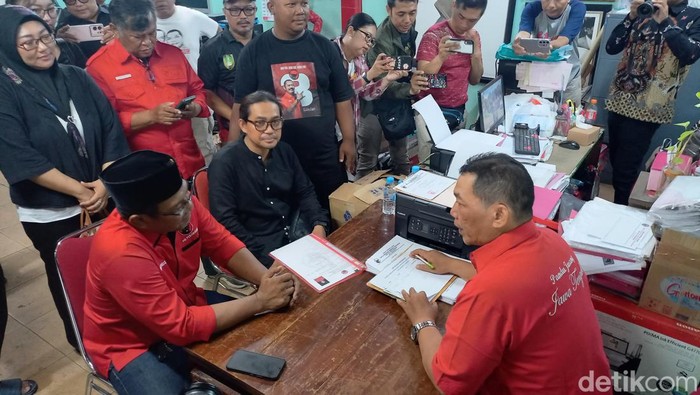 Ketua Tim Penjaringan DPC PDIP Solo Paulus Haryoto, saat melayani pendaftaran balon wali kota-wakil walikota Solo, Sabtu (20/4/2024).
