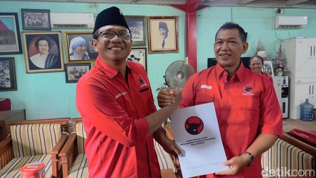 Kader PDIP sekaligus mantan wartawan senior Solo Muchus Budi Rahayu mendaftar sebagai valon wakil walikota Solo.