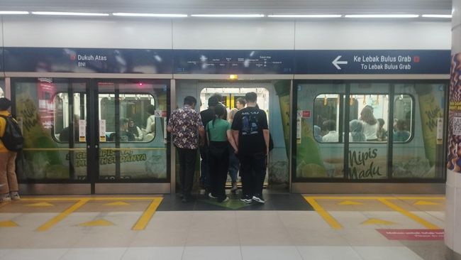 Penumpang MRT di Stasiun Dukuh Atas