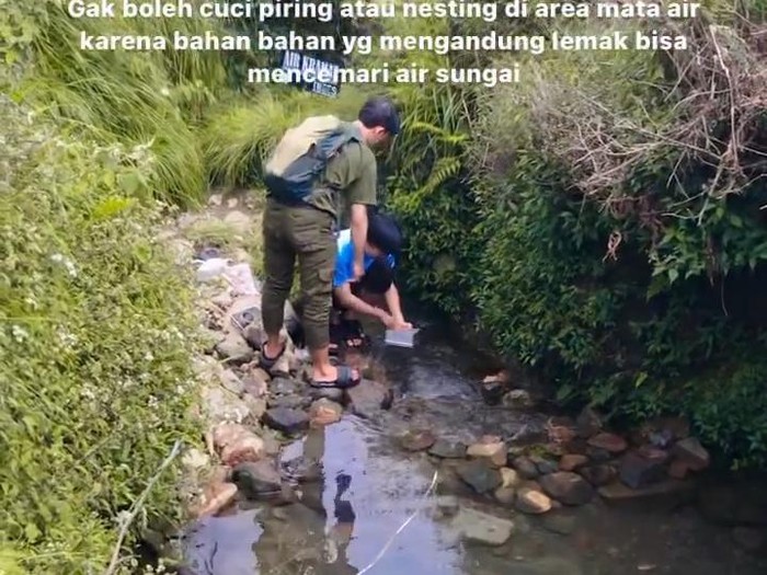 Perilaku tak terpuji pendaki di aliran mata air Gunung Gede.