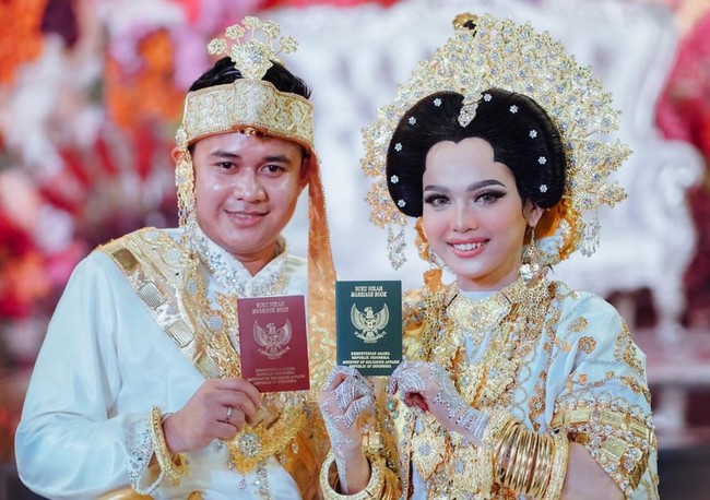 Baju adat pengantin Bugis umumnya terdiri dari atasan Baju Bodo dipadu kain tenun. Kesan megah dan meriah terpancar dari aksesori metal kuningan seperti kalung, gelang bertumpuk serta hiasan kepala. Foto: Instagram/@rrahmadmasud