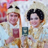 Baju adat pengantin Bugis umumnya terdiri dari atasan Baju Bodo dipadu kain tenun. Kesan megah dan meriah terpancar dari aksesori metal kuningan seperti kalung, gelang bertumpuk serta hiasan kepala. Foto: Instagram/@rrahmadmasud