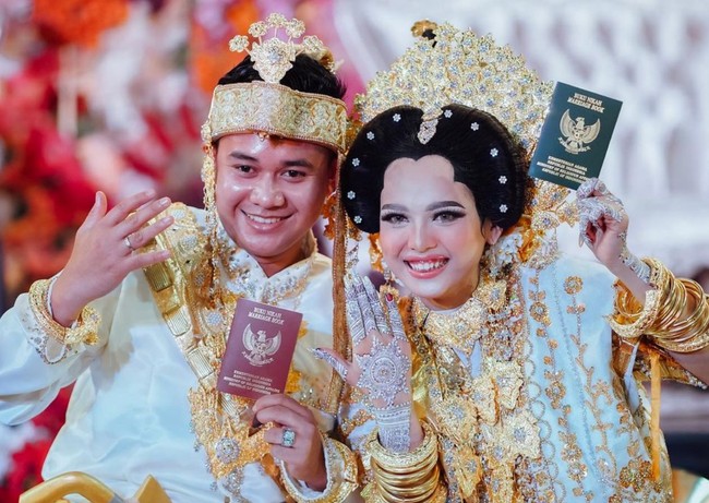 Putri DA tampil dengan riasan wajah khas Bugis lengkap dengan paes dadasa. Paes yang menjadi ciri khas dari tata rias pengantin Bugis ini memiliki bentuk menyerupai bunga teratai, yang dipercaya sebagai tanaman suci bagi masyarakat Sulawesi Selatan. Foto: Instagram/@rrahmadmasud