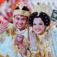 Putri DA tampil dengan riasan wajah khas Bugis lengkap dengan paes dadasa. Paes yang menjadi ciri khas dari tata rias pengantin Bugis ini memiliki bentuk menyerupai bunga teratai, yang dipercaya sebagai tanaman suci bagi masyarakat Sulawesi Selatan. Foto: Instagram/@rrahmadmasud