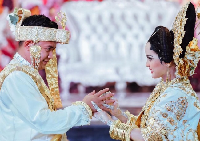 Putri Isnari, atau lebih dikenal dengan nama panggung Putri DA, tampak mengenakan busana pengantin adat Bugis berwarna putih dengan hiasan bordir emas. Foto: Instagram/@rrahmadmasud