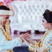 Putri Isnari, atau lebih dikenal dengan nama panggung Putri DA, tampak mengenakan busana pengantin adat Bugis berwarna putih dengan hiasan bordir emas. Foto: Instagram/@rrahmadmasud