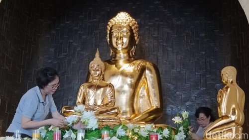Persiapan menyambut Waisak di Vihara Buddha Sakyamuni, Denpasar, Bali.