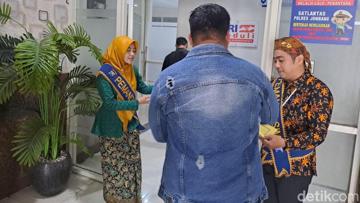 Petugas Satpas Polres Jombang mengenakan kebaya di Hari Kartini