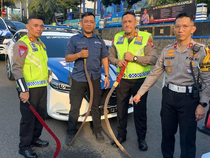 Aksi Heroik Polantas Padamkan Api Tawuran di Jakarta Timur, Celurit Mematikan Diamankan