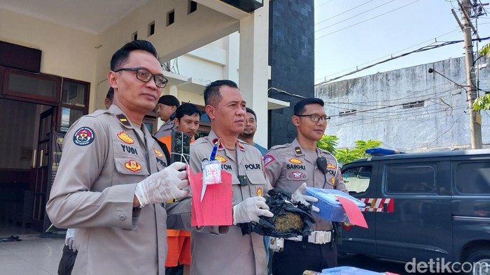 Polsek Lowokwaru saat pengungkapan kasus ganja 2 kg.