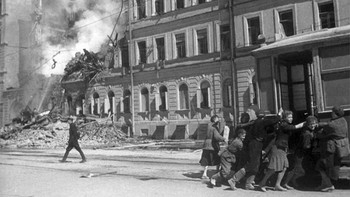 Sekolah di Leningrad yang rusak akibat dibom Nazi pada tahun 1941. Foto: (Bored Panda).