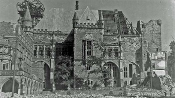 Di bagian selatan Balai Kota Aachen, Katschhof pada akhir Perang Duni II merupakan salah satu bangunan penting. Selama perang terjadi, bangunan mengalami kerusakan parah akibat serangan bom. Kemudian pada tanggal 14 Juli 1943, atap dan kedua menara Balai Kota terbakar. Setelah itu diperbaiki pada tahun 1950-an. Foto: (Bored Panda).