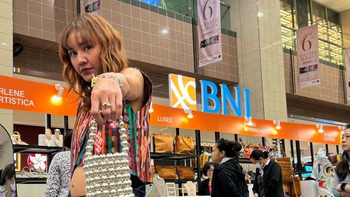 Produk Busana Indonesia Tembus Pasar Singapura Sejumlah produk busana asal Indonesia menembus pasar Singapura. Mereka mengikuti pameran di Takashimaya Square, Singapura.