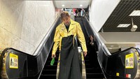Fashionita Milenial mengenakan mix & match tas dan aksesoris ISSHU X I-KO yang dipamerkan pada Indonesia in SG - New Horizon of Sustainable Indonesia di Ngee Ann City/Takashimaya Shopping Center, Orchard, Singapura, pada 17-21 April 2024.
