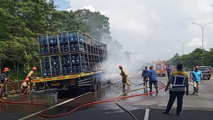 Penyebab Truk Galon Terbakar di Tol Jagorawi: Percikan Api dari Ban Meledak