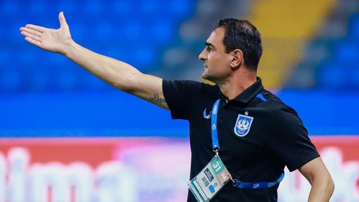 Pelatih PSIS, Gilbert Agius saat memimpin tim di lapangan.
