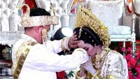 Putri DA dinikahi dengan maskawin uang sebesar Rp 204.000 ribu. Foto: Youtube Putri Isnari