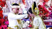 Abdul Azis mengucapkan ijab kabul dengan tarikan satu napas. Foto: Youtube Putri Isnari
