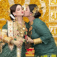 Saat Malam Mappacci, penyanyi 20 tahun ini mengenakan riasan wajah bernuansa coklat emas dengan pulasan lipstik merah terang. Dia mengenakan baju khas Mandar berupa atasan lengan pendek dipadu Lipaq Saqbe, sarung dengan motif tenun Mandar sebagai bawahan. Foto: Instagram/@da4_putri03