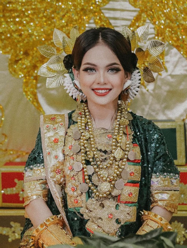 Malam sebelumnya, Putri DA menggelar Malam Mappacci, sebuah prosesi adat Bugis Makassar yang bertujuan untuk membersihkan kedua mempelai dari segala hal yang tidak baik. Foto: Instagram/@da4_putri03