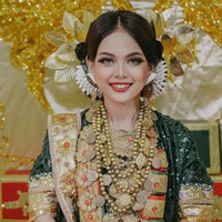 Malam sebelumnya, Putri DA menggelar Malam Mappacci, sebuah prosesi adat Bugis Makassar yang bertujuan untuk membersihkan kedua mempelai dari segala hal yang tidak baik. Foto: Instagram/@da4_putri03