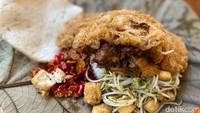 Memasuki area bagian paling depan, ada sederet menu makanan utama dari berbagai daerah. Seperti Nasi Jamblang, Nasi Ayam Semarang, Gudeg, Itiak Lado Mudo, dan banyak pilihan lainnya. Foto: detikcom/Riska Fitria