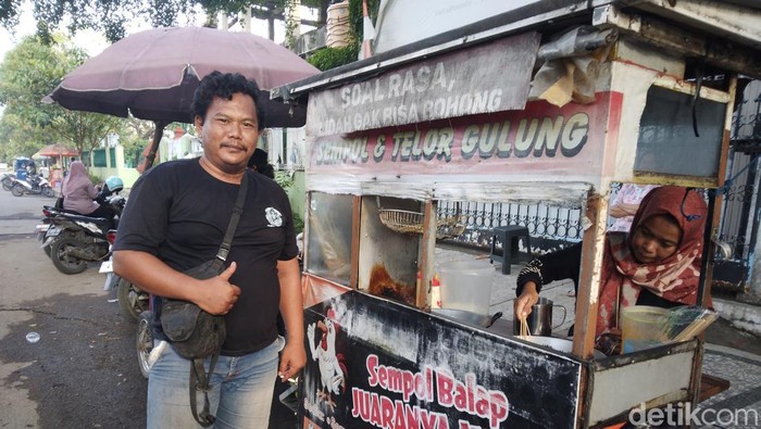 Ruli Ardiyansyah di depan gerobak sepol balap miliknya.