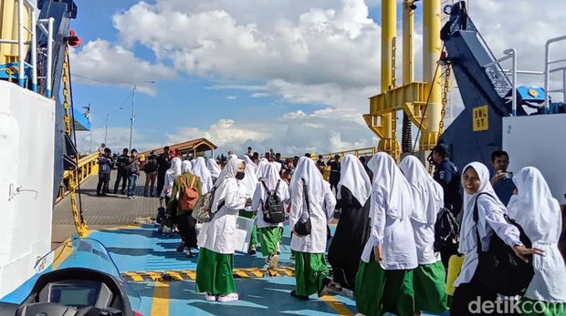 santri balik ke situbondo menggunakan kapal feri gratis