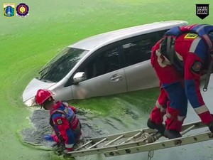 Sopir Hilang Kendali Saat Belok, Mobil Nyebur ke Danau Pondok Pinang Jaksel
