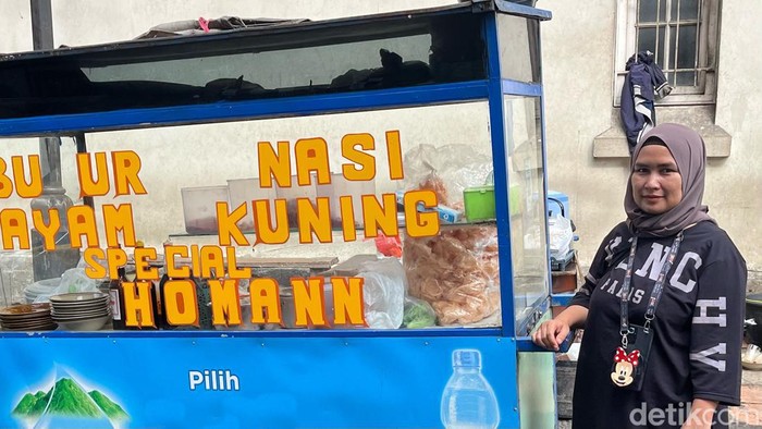 Semangat Annisa, pedagang di Jalan Homann dengan gerobak kesayangannya menghadapi antrean pembeli.