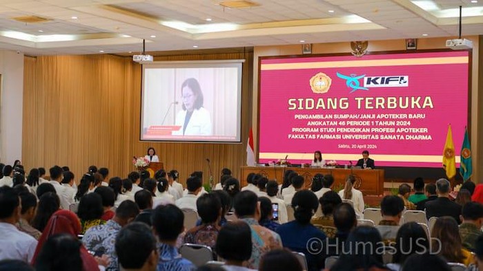Sidang terbuka pengambilan sumpah/janji apoteker bagi mahasiswa program studi Pendidikan Profesi Apoteker angkatan 46 di Ruang Drost, Kampus III, Universitas Sanata Dharma, Sabtu (20/4/2024).