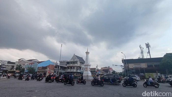 Suasana cuaca berawan di wilayah Tugu Jogja, Sabtu (20/4/2024). Suasana cuaca berawan di wilayah Tugu Jogja, Sabtu (20/4/2024).