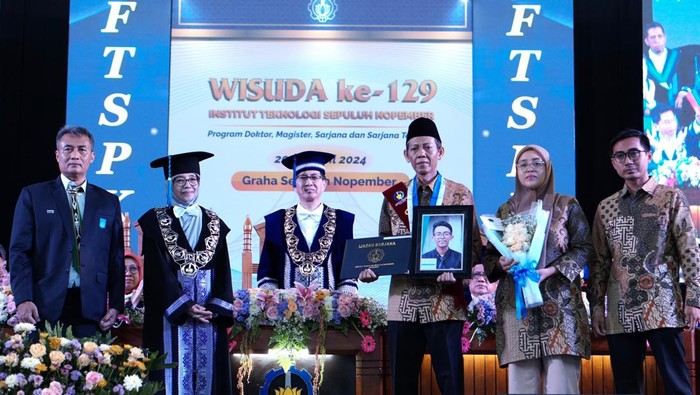 Suasana haru wisudawan ITS yang meninggal dan digantikan keluarganya