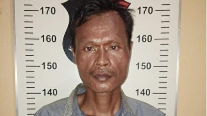 Suyanto saat diamankan di kantor polisi.
