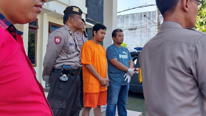 Tampang Heru pengambil ganja 2 kg di Kota Malang saat dihadirkan dalam jumpa pers polisi