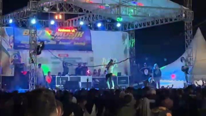Tangkapan layar video pertunjukan DJ di pasar malam Kisaran dengan tarian vulgar dan wanita memanjat tiang.