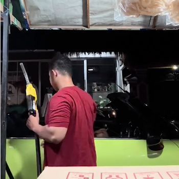 Viral turis asing pengendara mobil sport isi bensin eceran di Canggu, Bali.