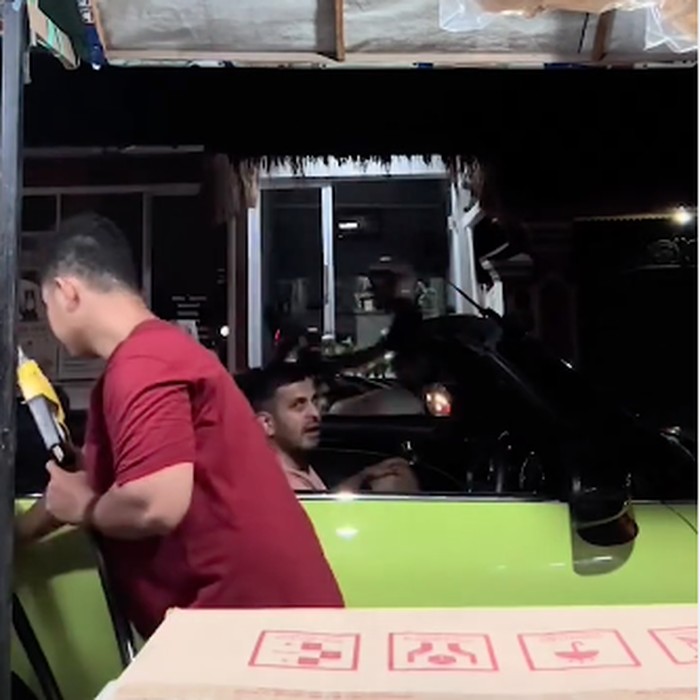 Viral turis asing pengendara mobil sport isi bensin eceran di Canggu, Bali.