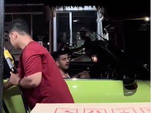 Viral Turis India Naik Mobil Sport di Bali, eh Isi Bensinnya Eceran