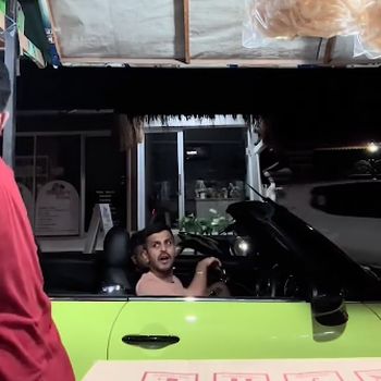 Viral turis asing pengendara mobil sport isi bensin eceran di Canggu, Bali.