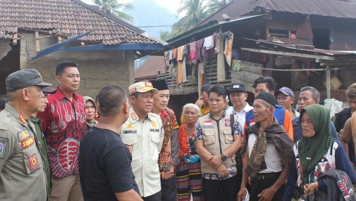 Wabup Muratara Inayatullah memberikan bantuan ke masyarakat di Kecamatan Karang Jaya.