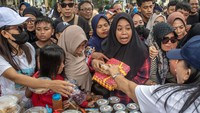 Warga antre untuk mendapatkan makanan gratis yang disediakan sebanyak 10 ribu porsi di Palu, Sulawesi Tengah, Sabtu (20/4/2024).