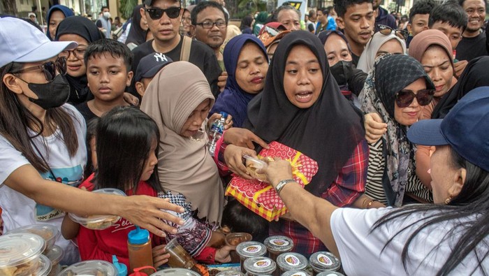 Warga antre untuk mendapatkan makanan gratis yang disediakan sebanyak 10 ribu porsi di Palu, Sulawesi Tengah, Sabtu (20/4/2024).  Pemprov menyelengarakan makan gratis dengan meyediakan 10 ribu porsi untuk disantap warga itu pada perayaan HUT ke-60 Provinsi Sulawesi Tengah. ANTARA FOTO/Basri Marzuki/Spt.