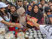 Warga Palu Rebutan 10 Ribu Porsi Makan Gratis