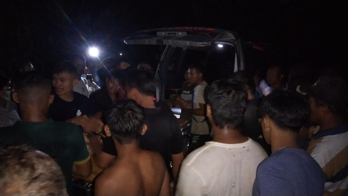 Warga saat melakukan pencarian korban.